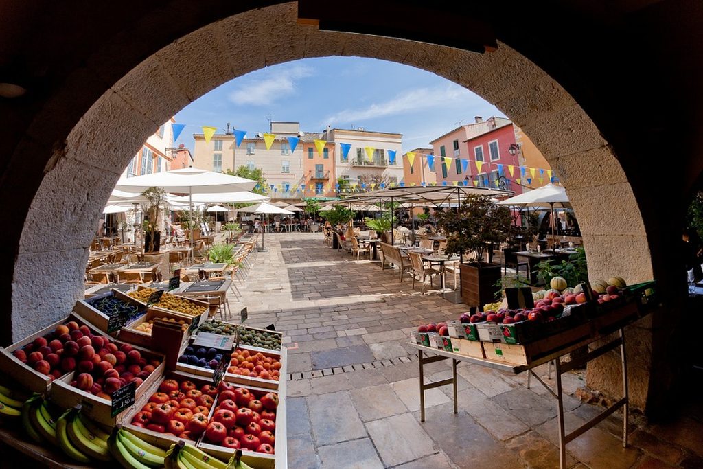 Stände auf dem Markt in Valbonne